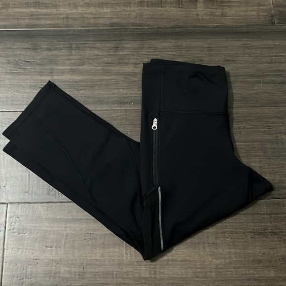 Lululemon Cropped Leggings-Black-Mesh Panels on Legs-Zippered Pockets-Size 8 - Picture 9 of 11